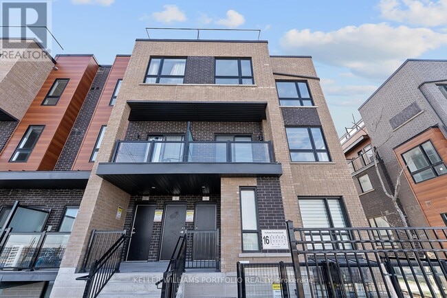 16 Lytham Grn Cir in Newmarket, ON - Building Photo - Building Photo