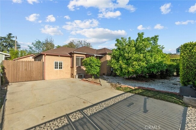 property at 2227 N Buena Vista St