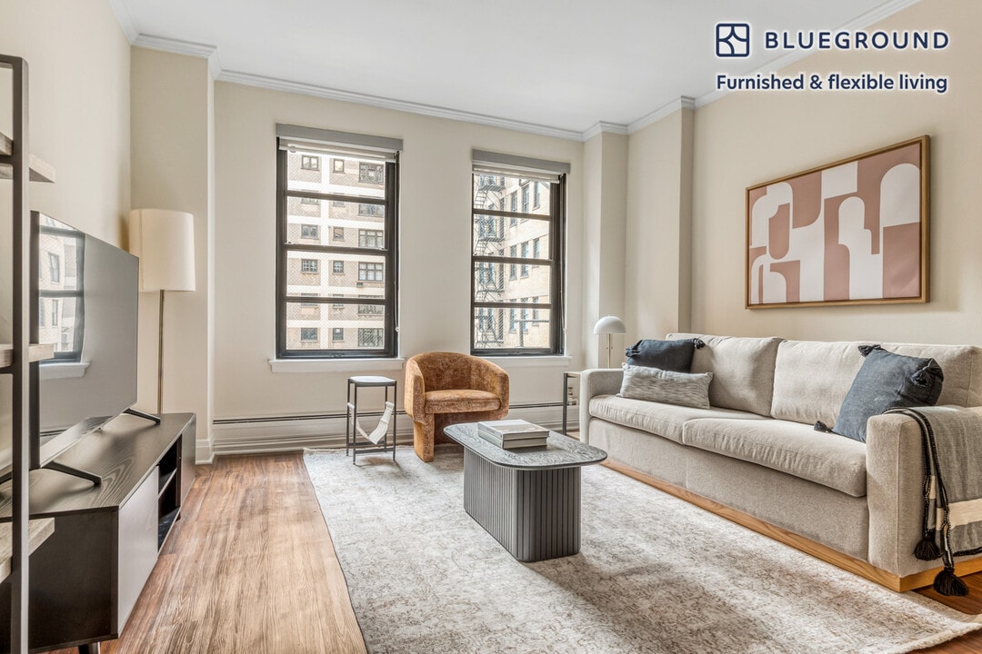 200 E Chestnut St in Chicago, IL - Building Photo