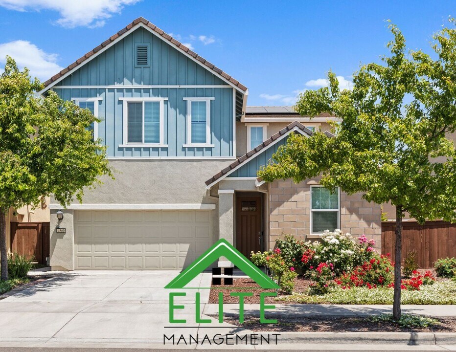 4560 White Sage St in Sacramento, CA - Foto de edificio