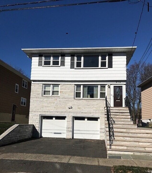 214 Lakewood Dr in Bloomfield, NJ - Foto de edificio