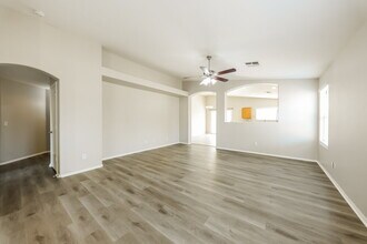 15189 W Woodlands Ave in Goodyear, AZ - Foto de edificio - Building Photo