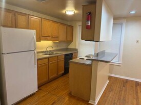 400 W Lynwood Ave in San Antonio, TX - Building Photo