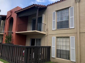 10748 N Kendall Dr in Miami, FL - Building Photo