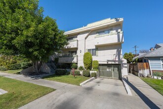 12251 Moorpark St in Studio City, CA - Building Photo - Building Photo