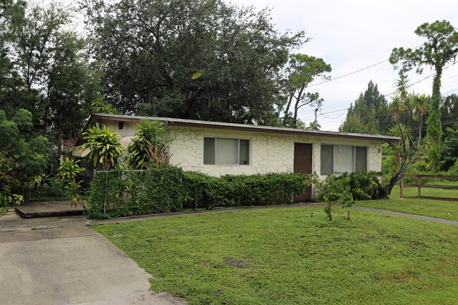 5015 Maine St in Lake Worth, FL - Building Photo - Building Photo