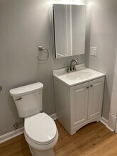 185 Calef Rd, Unit 1 in Manchester, NH - Foto de edificio - Building Photo