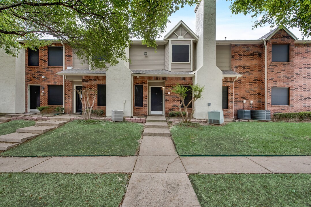 Evergreen Condominiums in Irving, TX - Foto de edificio