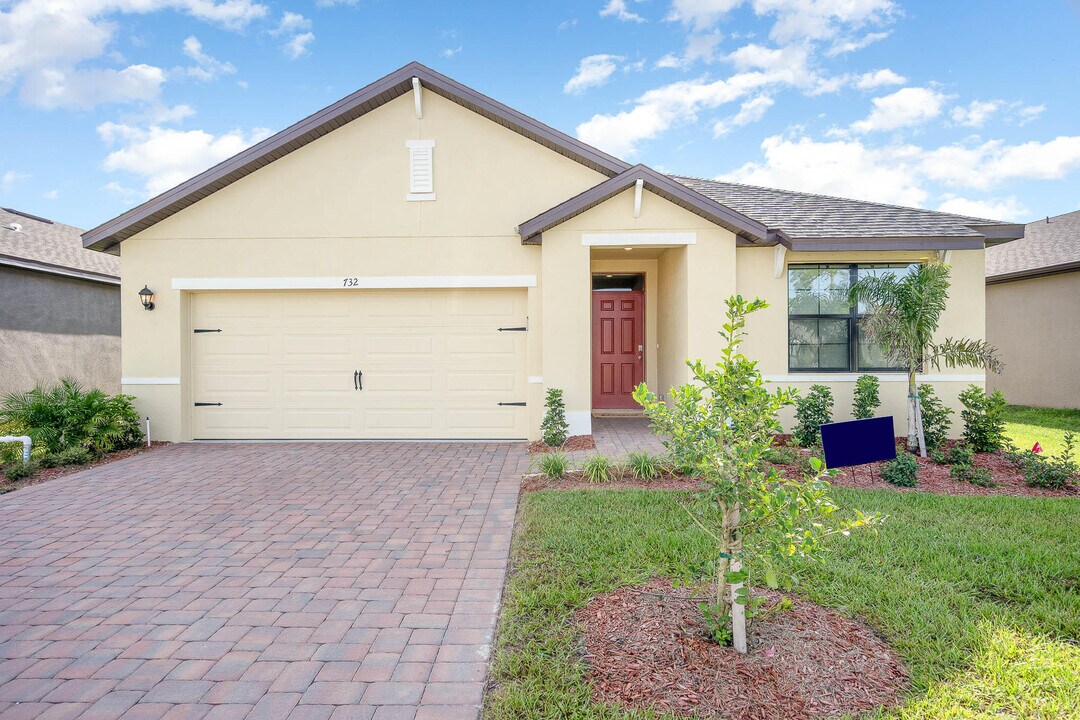732 Acadia Ct SE in Palm Bay, FL - Building Photo