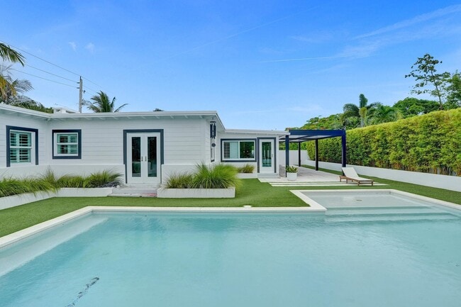 property at 915 N Swinton Ave