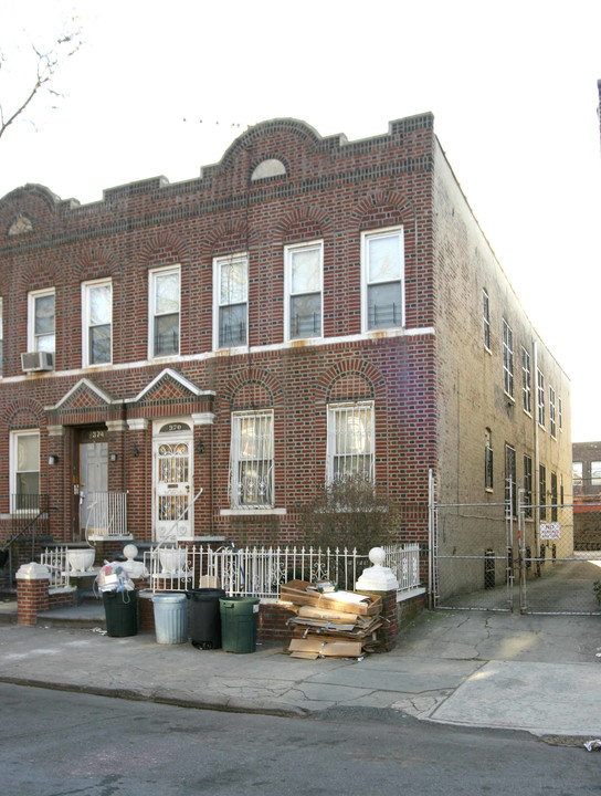 370 E 96th St in Brooklyn, NY - Foto de edificio