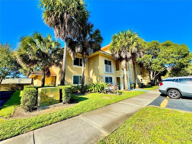 9907 Westwood Dr, Unit 16 in Tamarac, FL - Building Photo - Building Photo