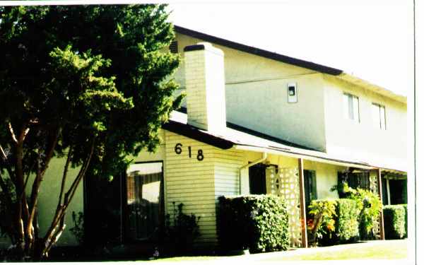 618 W Provential Dr in Anaheim, CA - Building Photo