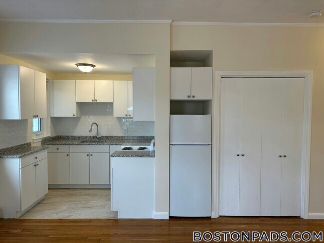 2018 Commonwealth Ave, Unit 27 in Boston, MA - Building Photo - Building Photo