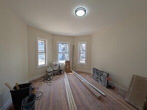 5 Lowell Cir, Unit 1 in Somerville, MA - Foto de edificio - Building Photo