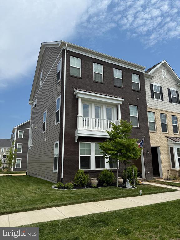 1460 Meadowlark Glen Rd in Dumfries, VA - Foto de edificio - Building Photo
