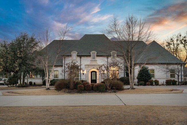property at 931 Woodview Dr