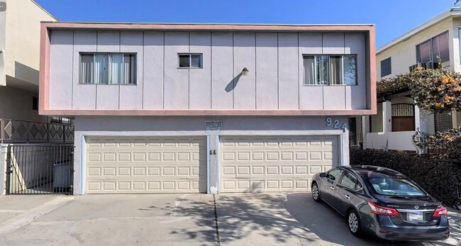 property at 924 N Ogden Dr