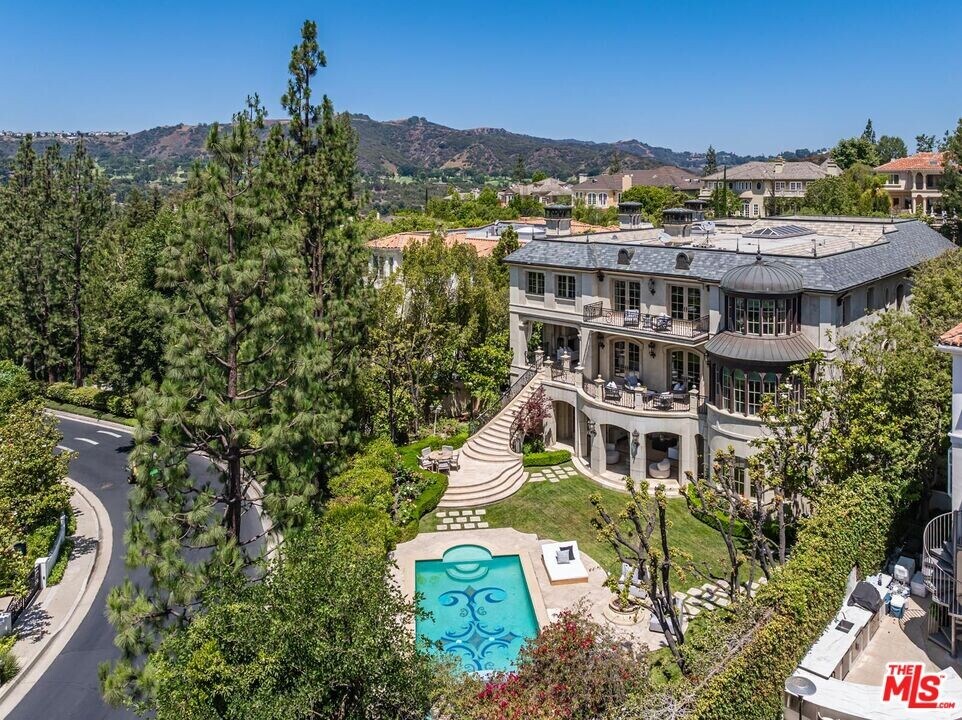 11738 Stonehenge Ln in Los Angeles, CA - Building Photo