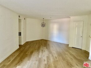 675 Oak Run Trail, Unit 310 in Oak Park, CA - Building Photo - Building Photo