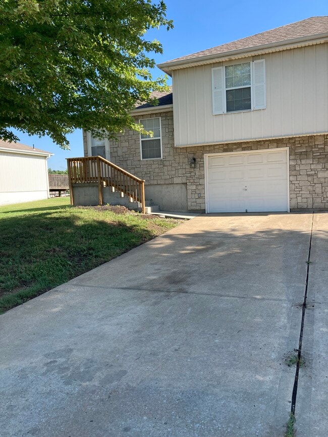 8208 Spring Valley Rd, Unit 8210 in Belton, MO - Building Photo - Building Photo
