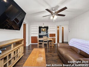 1407 6th St in Floresville, TX - Building Photo - Building Photo