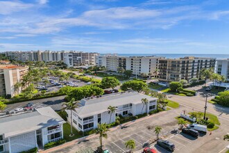 4201 S Ocean Blvd in South Palm Beach, FL - Building Photo - Building Photo