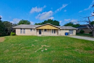 168 Creekview Dr E in Red Oak, TX - Building Photo