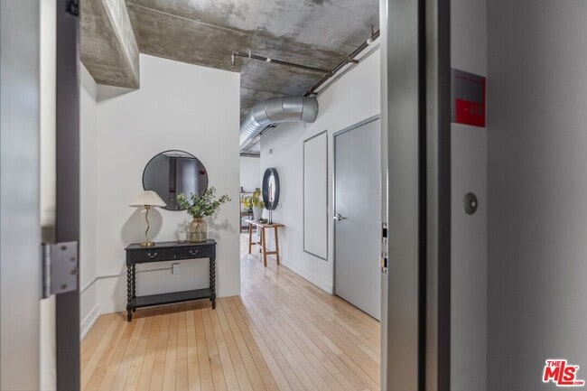 645 W 9th St in Los Angeles, CA - Building Photo - Building Photo