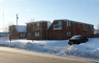 Courtview Apartments in Roseville, MI - Building Photo - Building Photo