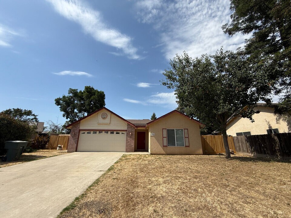 3326 E Sanders Ct in Visalia, CA - Building Photo