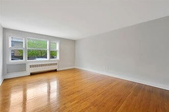 504 Pelham Rd in New Rochelle, NY - Building Photo - Building Photo
