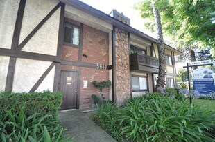 5617 Woodman Ave in Los Angeles, CA - Building Photo