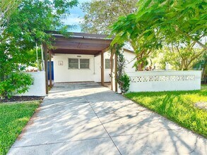 4528 Floramar Terrace in New Port Richey, FL - Building Photo - Building Photo