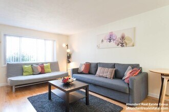 17 Oxford Cir in Belmont, MA - Building Photo - Building Photo