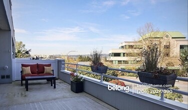 555 Kirkland Way in Kirkland, WA - Foto de edificio - Building Photo