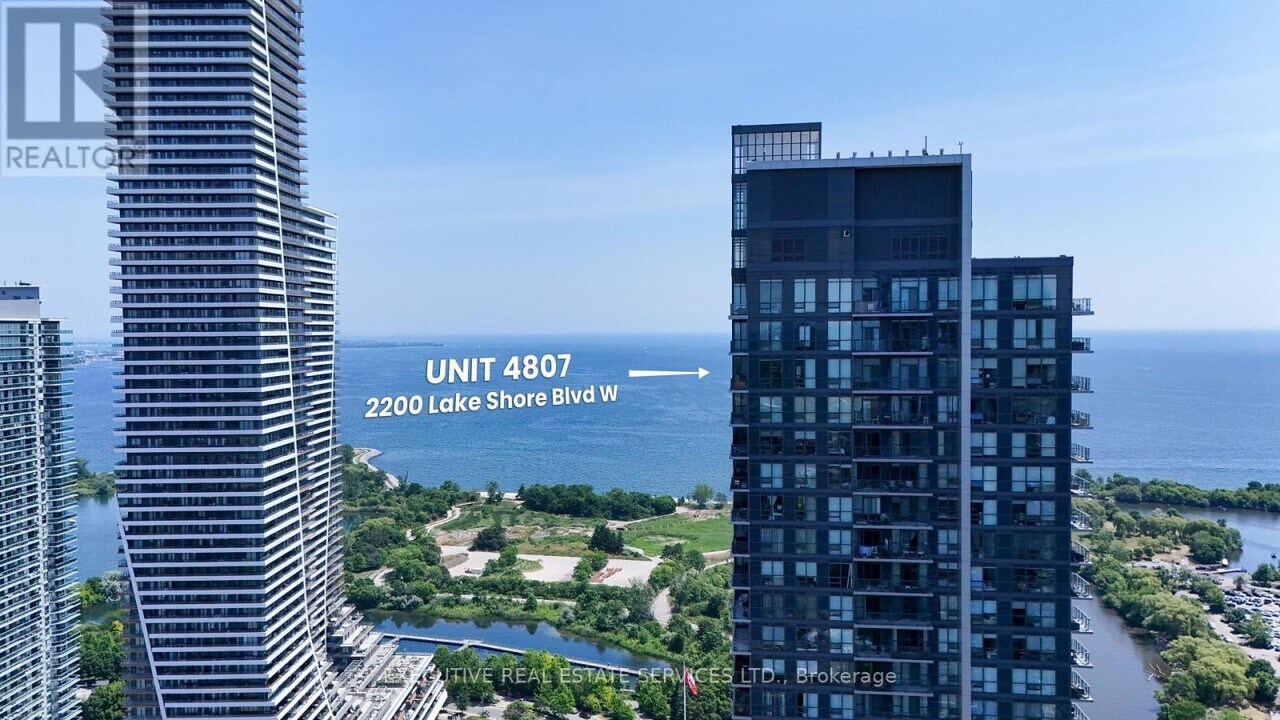 2200 Lake Shore Blvd W in Toronto, ON - Building Photo