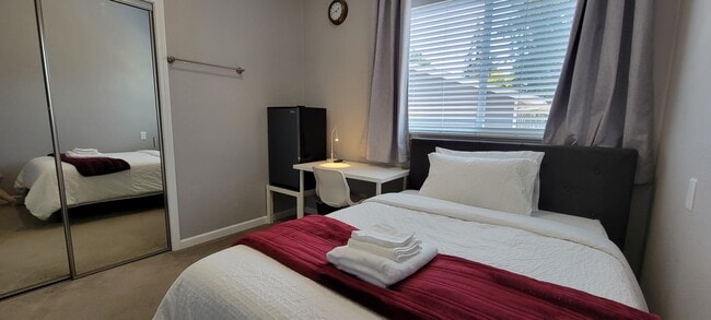 8030 238th St SW in Edmonds, WA - Foto de edificio - Building Photo