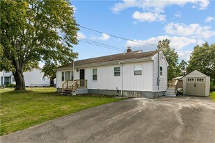 12 Philips St in Middletown, RI - Building Photo