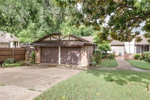 3535 Shady Brook Dr in Bedford, TX - Building Photo