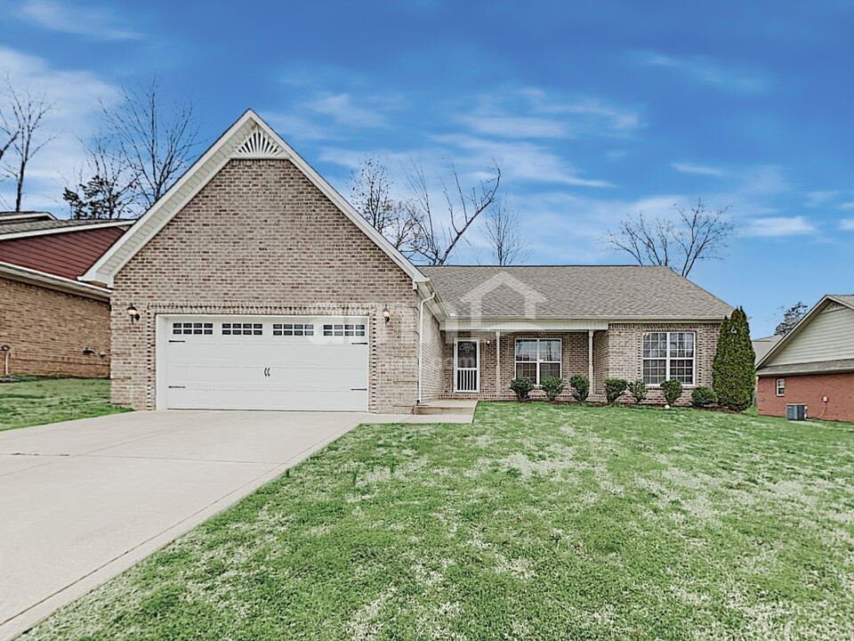 1013 Neeleys Bnd in Spring Hill, TN - Building Photo