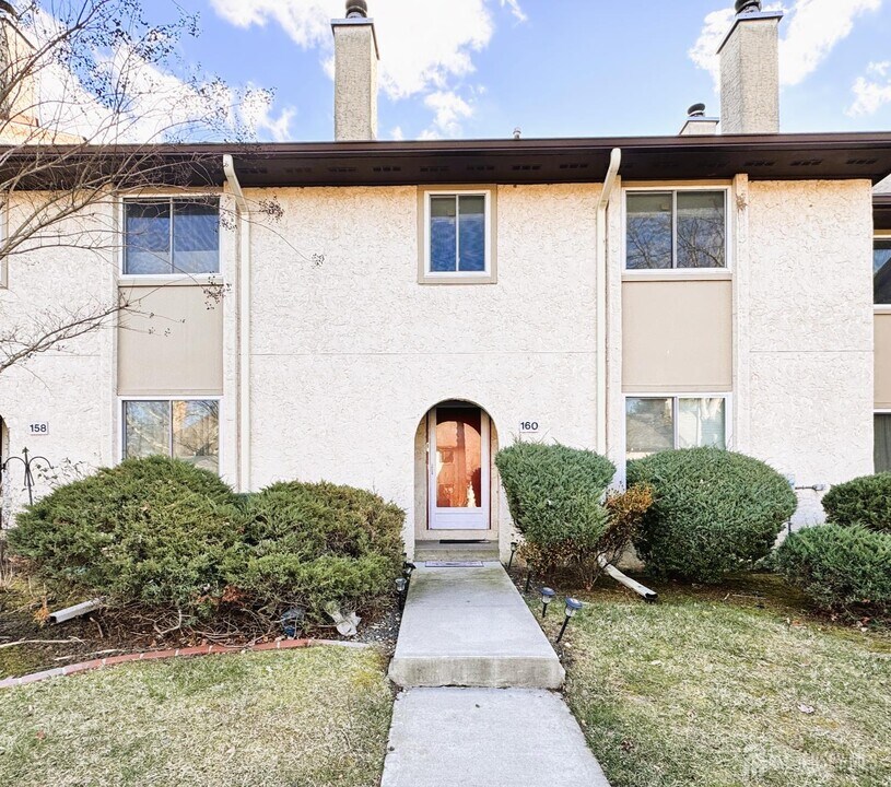 160 Thoreau Dr in Plainsboro, NJ - Building Photo