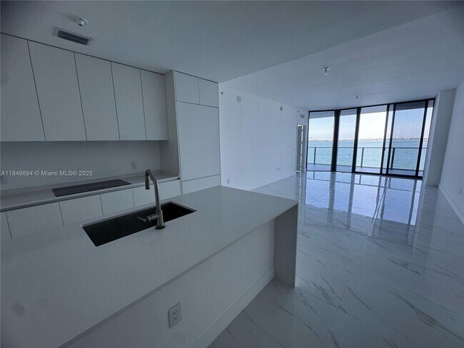 700 NE 24th St, Unit 303 in Miami, FL - Building Photo - Building Photo
