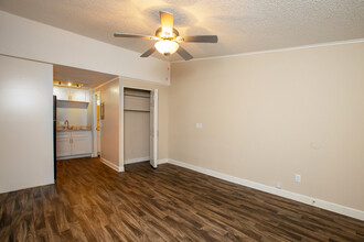 Sheffield Apartments in Miami, FL - Building Photo - Building Photo