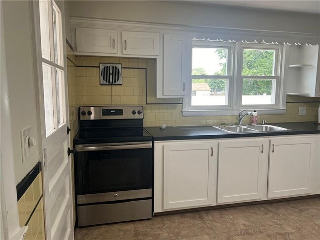 108 Airport Rd in Warwick, RI - Building Photo - Building Photo