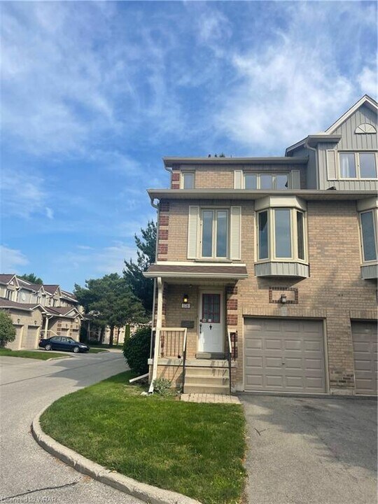 302 College Ave W in Guelph, ON - Building Photo
