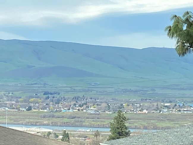 1960 W Scenic Dr in The Dalles, OR - Foto de edificio - Building Photo