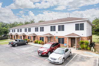 Springdale Estates Apartments in Austin, TX - Foto de edificio - Building Photo