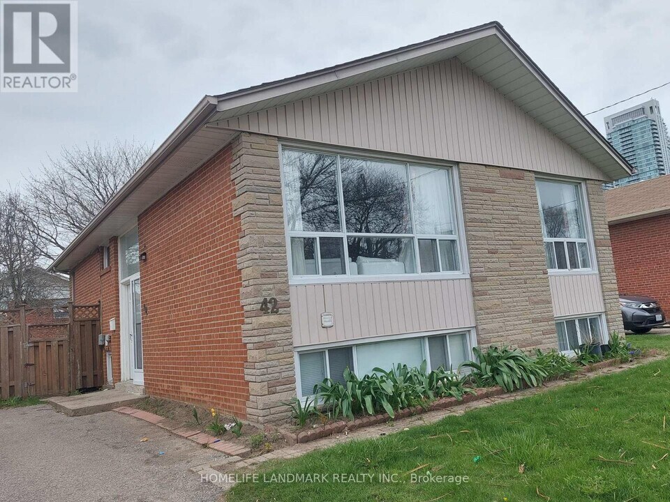 42 Stanwell Dr in Toronto, ON - Building Photo
