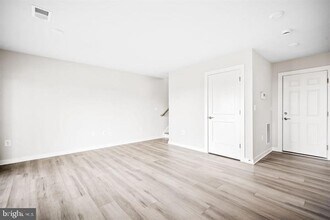 42508 Invergordon Ter in Sterling, VA - Building Photo - Building Photo